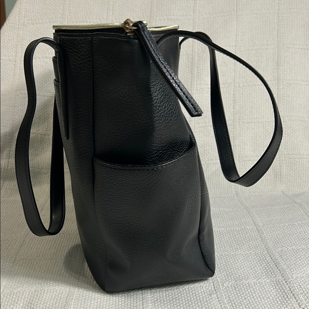 Relic Black Tote Bag with Spacious Design - Picture 5 of 8